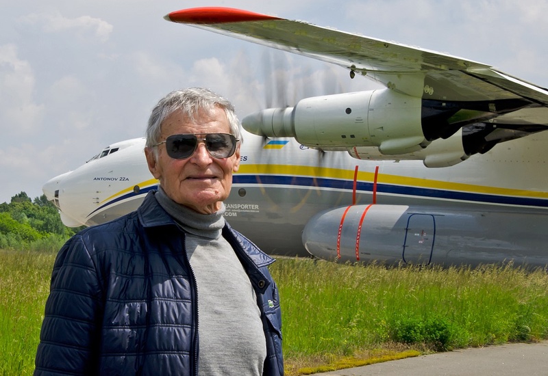 16716 часов в воздухе: скончался известный летчик-испытатель Юрий Курлин