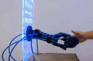 Роботизированная рука, созданная при помощи 3D-печати, способна ответить на рукопожатие