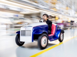 Rolls-Royce подарил детскому госпиталю мини-версию своего автомобиля