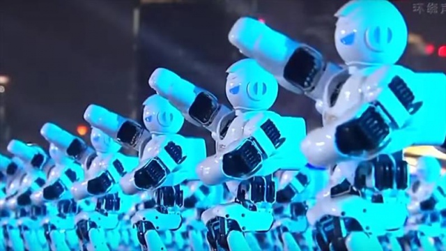 500 роботов синхронно танцуют в честь китайского Нового года