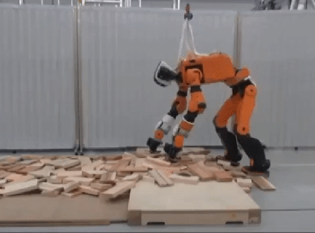 Honda unveiled its rescue robot (video)