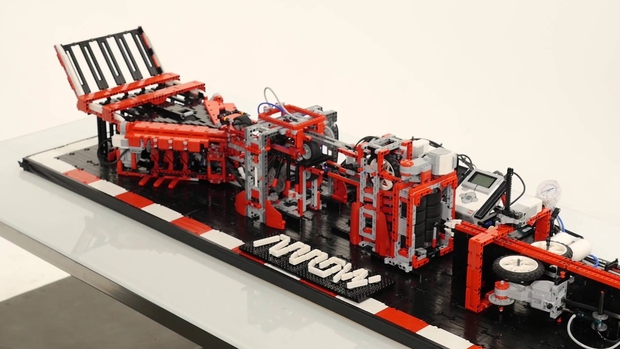 Из LEGO собрали робота для сборки и запуска бумажных самолетиков