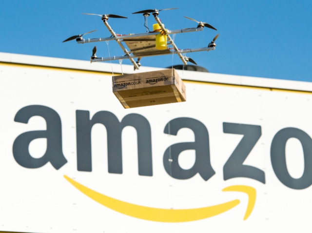 Компанія Amazon вперше доставила посилку безпілотником