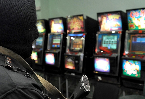 Правоохранители в Питере закрыли казино в коттедже