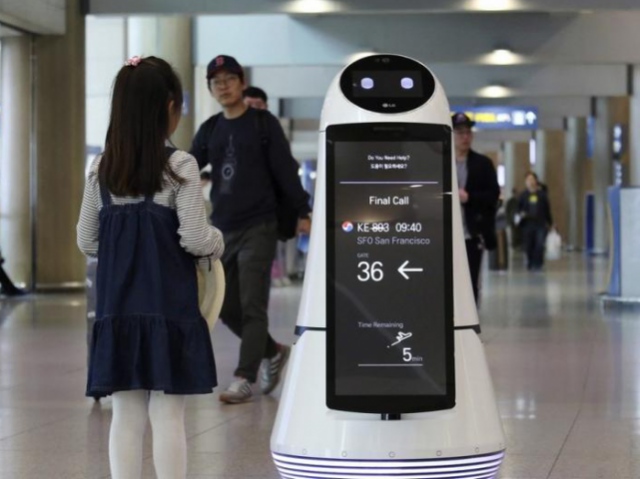 Robot works at Seoul Incheon airport 