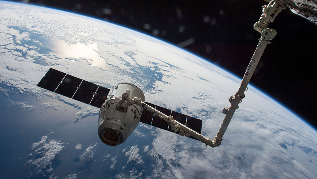 Dragon resupply craft docks with ISS successfully
